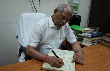 आगंतुक रजिस्टर में अपने विचार व्यक्त करते महामहिम।