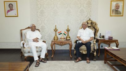 माननीय मुख्यमंत्री श्री नीतीश कुमार जी ने राजभवन में महामहिम से मुलाकात की।