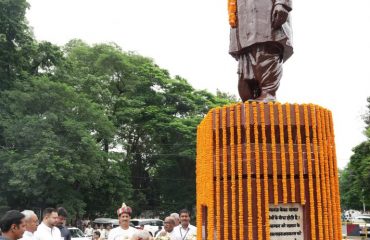 His Excellency garlanded the statute of Late B P Mandal on the occasion of his birth anniversary.