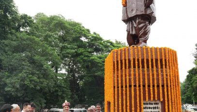 His Excellency garlanded the statute of Late B P Mandal on the occasion of his birth anniversary.