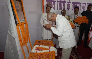 महामहिम ने स्वर्गीय उपेन्द्र नाथ वर्मा की पुण्य तिथि के अवसर पर उन्हें श्रद्धांजलि अर्पित की।