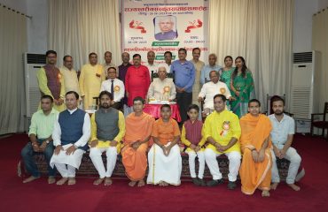 His Excellency with all the volunteers.