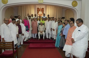A 24 membered delegation of Sahakar Bharati met and handed over a memorandum to His Excellency.