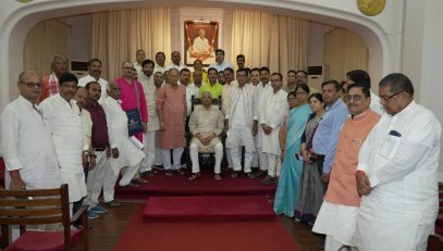 सहकार भारती के 24 सदस्यीय प्रतिनिधिमंडल ने महामहिम से मुलाकात कर एक ज्ञापन सौंपा।