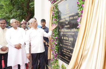 His Excellency along with Honorable Chief Minister unveiling the new senate house of Patna University.