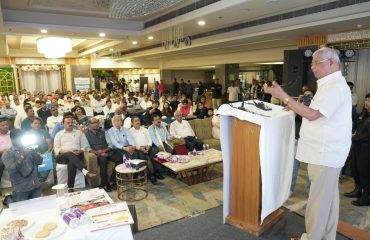 समारोह में लोगों को संबोधित करते हुए महामहिम।
