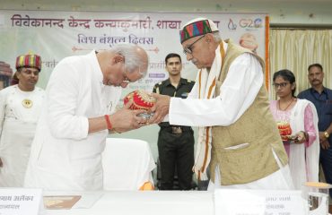 कार्यक्रम में महामहिम का स्वागत किया जा रहा है।