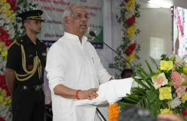 कार्यक्रम में लोगों को संबोधित करते माननीय राज्यपाल।