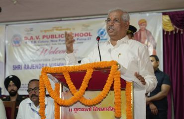 कार्यक्रम में शिक्षकों एवं विद्यार्थियों को संबोधित करते माननीय राज्यपाल।