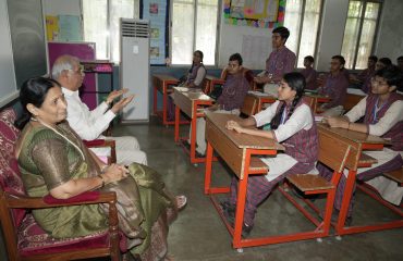 माननीय राज्यपाल एवं लेडी गवर्नर छात्र-छात्राओ  से बातचीत करते हुए।