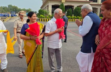 Honorable Governor welcomed Honorable Vice President of India on his arrival at Gaya Airport.