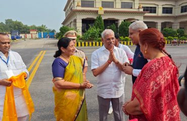 माननीय राज्यपाल और महिला राज्यपाल ने माननीय उपराष्ट्रपति और लेडी वाइस प्रेसिडेंट का अभिनंदन किया।