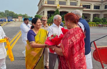 माननीय राज्यपाल और लेडी गवर्नर माननीय उपराष्ट्रपति और लेडी वाइस प्रेसिडेंट को गुलदस्ता भेंट करते हुए।