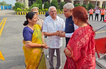 गया हवाई अड्डे पर आगमन पर माननीय राज्यपाल एवं लेडी गवर्नर ने माननीय उपराष्ट्रपति एवं लेडी वाइस प्रेसिडेंट का स्वागत किया।