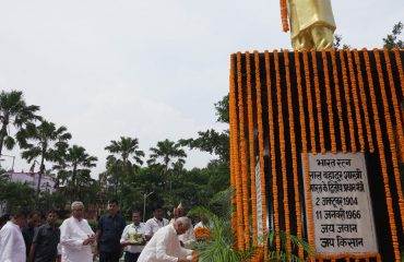 Honorable Governor garlanded the statue of Late Lal Bahadur Shastri at Shastri Nagar Park on the occasion of his birth anniversary.