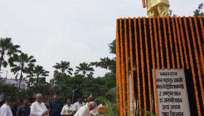 Honorable Governor garlanded the statue of Late Lal Bahadur Shastri at Shastri Nagar Park on the occasion of his birth anniversary.