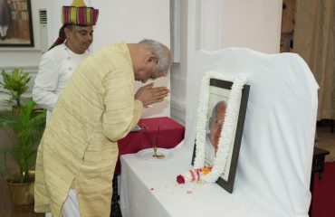 माननीय राज्यपाल ने लोकनायक जयप्रकाश नारायण की पुण्य तिथि पर उनकी तस्वीर पर माल्यार्पण किया।