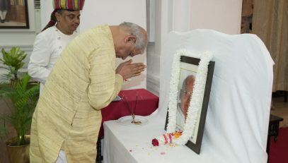 Honorable Governor garlanded the photograph of Loknayak Jayaprakash Narayan on his death anniversary.