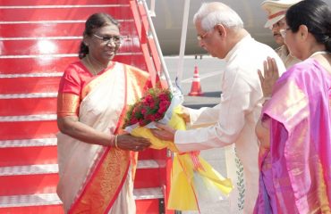 Honorable Governor welcomed Honorable President at Patna Airport.