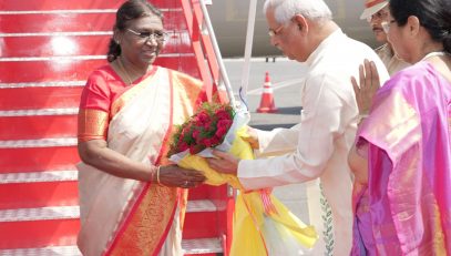 माननीय राज्यपाल ने पटना हवाई अड्डे पर माननीय राष्ट्रपति का स्वागत किया।