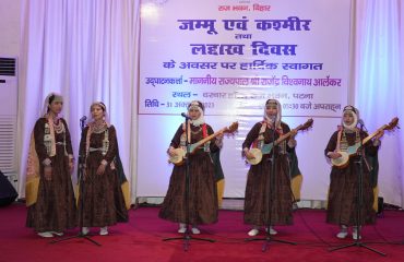 लद्दाख का लोक गीत देशी लद्दाखी लड़कियों द्वारा गाया गया।