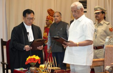 माननीय राज्यपाल ने माननीय श्री न्यायमूर्ति नानी टैगिया को शपथ दिलाई।