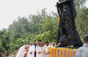 Honorable Governor bowed to Indra Gandhi on the occasion of her death anniversary.