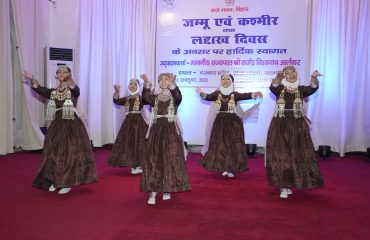कार्यक्रम में सांस्कृतिक नृत्य प्रस्तुति.