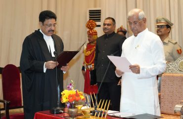 माननीय राज्यपाल ने माननीय न्यायमूर्ति रमेश चंद मालवीय को शपथ दिलाई।