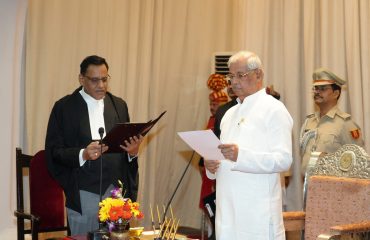 माननीय राज्यपाल ने माननीय न्यायमूर्ति रूद्र प्रकाश मिश्र को शपथ दिलायी ।