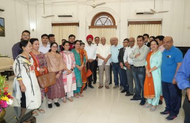 माननीय राज्यपाल जी उत्तराखंड दिवस के सभी आमंत्रित अतिथियों के साथ।