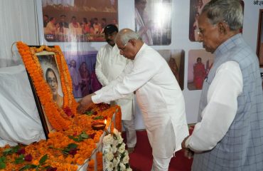 Honorable Governor paid tribute to the wife of Shri Ganga Prasad ji.