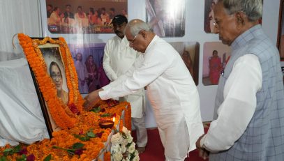 Honorable Governor paid tribute to the wife of Shri Ganga Prasad ji.