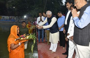 Honorable Governor offered argh to the rising sun on the occasion of Chhath Puja
