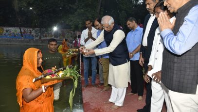 Honorable Governor offered argh to the rising sun on the occasion of Chhath Puja