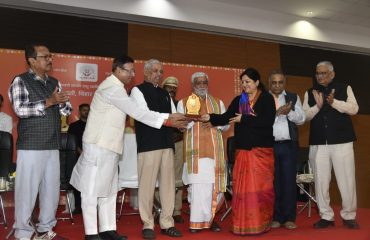 Honorable Governor being welcomed at the event.