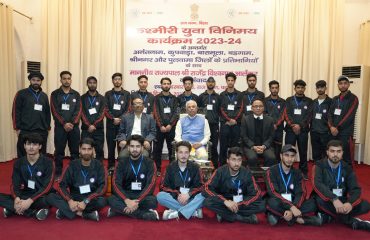 Honorable Governor with all the participants.