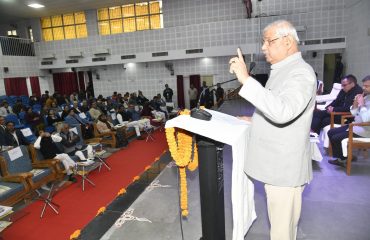 Honorable Governor addressing the senate meeting.