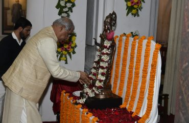 माननीय राज्यपाल ने भगवान राम को नमन किया।