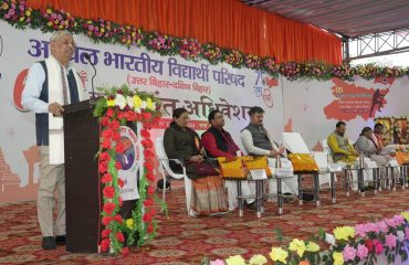 कार्यक्रम में लोगों को संबोधित करते माननीय राज्यपाल।