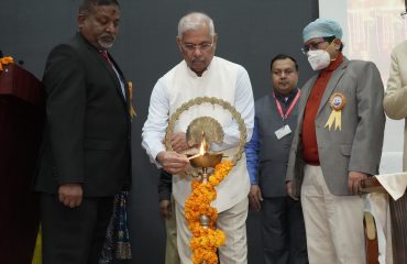 माननीय राज्यपाल दीप प्रज्वलन द्वारा कार्यक्रम का उद्घाटन करते हुए।