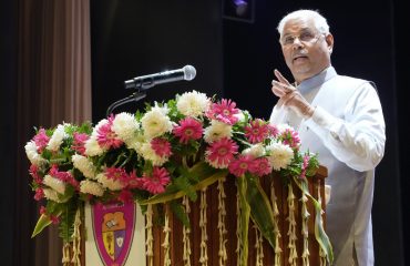 कार्यक्रम में लोगों को संबोधित करते माननीय राज्यपाल।