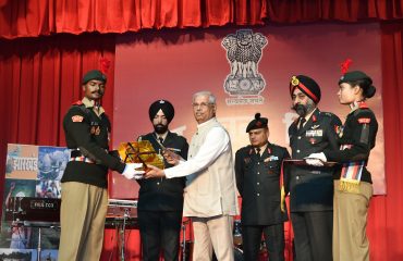 Honorable Governor presenting memento.