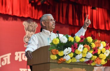 कार्यक्रम में लोगों को संबोधित करते माननीय राज्यपाल।
