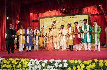 Honorable Governor with all the participants.