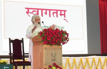 Dr. Chand Kiran Saluja delivering lecture.