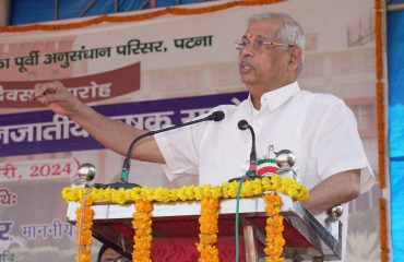 कार्यक्रम में लोगों को संबोधित करते माननीय राज्यपाल।