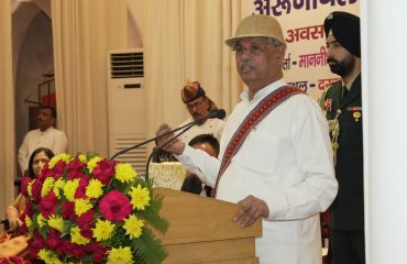 कार्यक्रम में लोगों को संबोधित करते माननीय राज्यपाल।