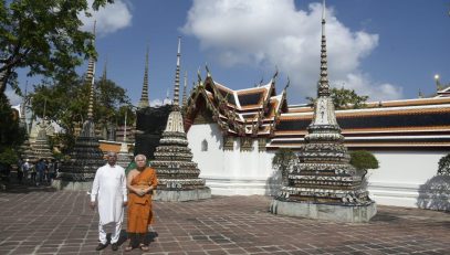 थाईलैंड के वाट पो में भगवान बुद्ध मंदिर में माननीय राज्यपाल।