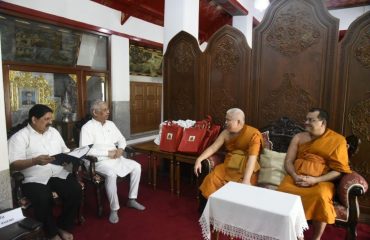 बौद्ध भिक्षुओं के साथ माननीय राज्यपाल।